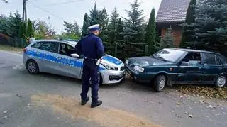 Jechał polonezem. Był pijany. Potrącił policjantów