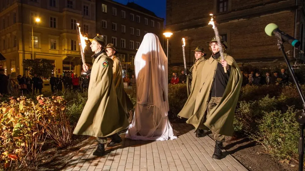 Figura przed odsłonięciem