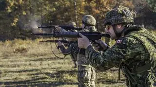 Trening strzelecki kanadyjskich i ukraińskich żołnierzy