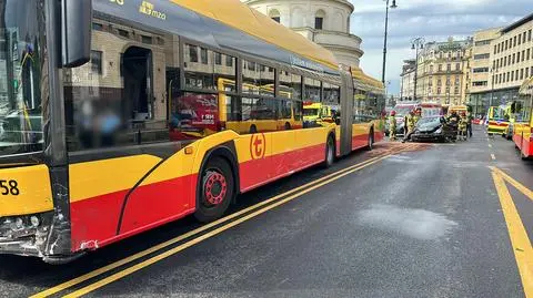 Zderzenie dwóch autobusów i auta w centrum Warszawy