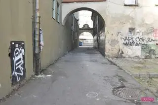 Sprawca użył broni w przejściu między kamienicami