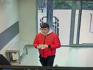 Ubrany był w czerwoną kurtkę