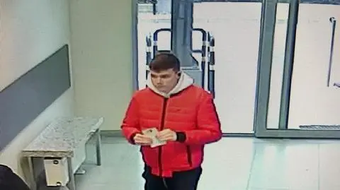 Ubrany był w czerwoną kurtkę