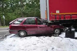 Przód auta znalazł się między podwoziem naczepy a jezdnią