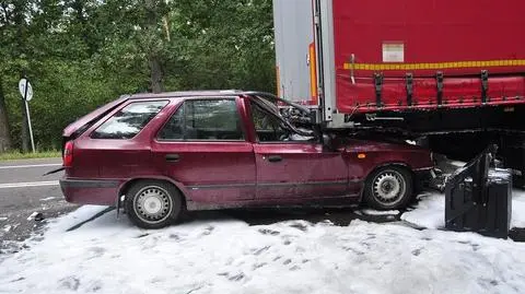 Tir zatrzymał się przez korek, on wjechał w jego tył. Trafił do szpitala