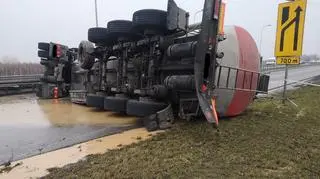 Przewrócona cysterna z gęstwą drożdżową na A1 w Mykanowie
