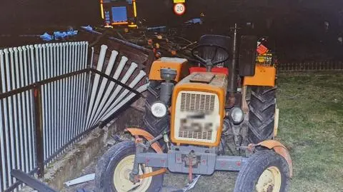 Ciągnik wjechał w ogrodzenie 
