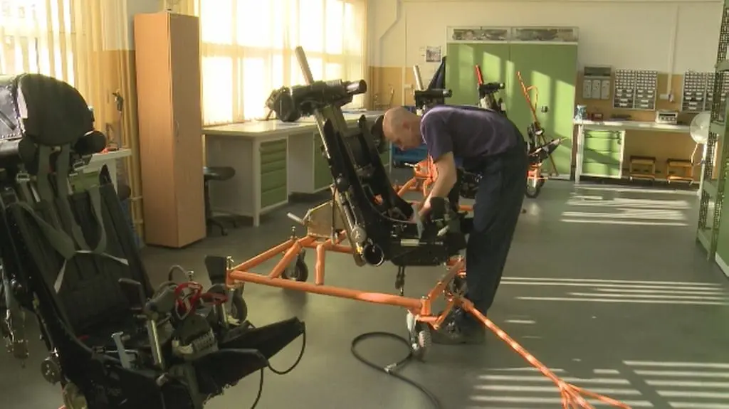 Prace przy fotelu katapultowym pilota myśliwca MiG-29