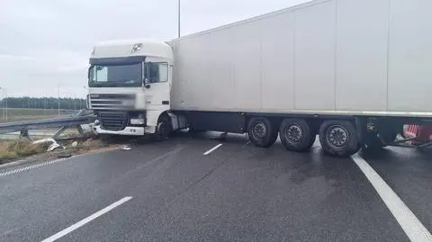 Samochód ciężarowy wpadł w poślizg, uderzył w bariery i stanął w poprzek drogi
