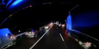 Palił się samochód. Kierowcy utworzyli korytarz życia dla strażaków