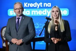 Minister zdrowia Adam Niedzielski i prezydent Międzynarodowego Stowarzyszenia Studentów Medycyny IFMSA-Poland Mariola Piekarska podczas konferencji prasowej w siedzibie resortu w Warszawie