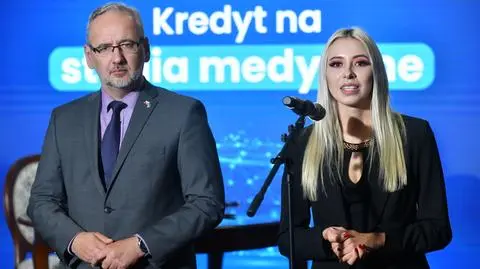 Minister zdrowia Adam Niedzielski (L) i prezydent Międzynarodowego Stowarzyszenia Studentów Medycyny IFMSA-Poland Mariola Piekarska (P) podczas konferencji prasowej w siedzibie resortu w Warszawie