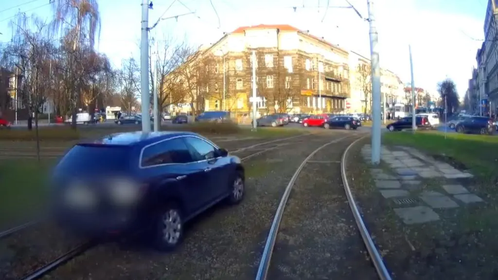 Szczecin: autem osobowym po torach środkiem ronda