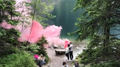 Nad Morskim Okiem odpalili świecę dymną, by zrobić sobie zdjęcia