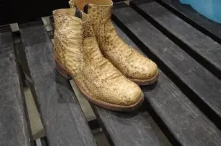 Wśród skonfiskowanych rzeczy są buty ze skóry pytona