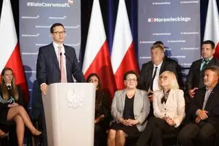 Premier w Bystrzycy Kłodzkiej, obok po prawej stronie między innymi Anna Zalewska i (zdjęcie z 23 maja 2018 roku)