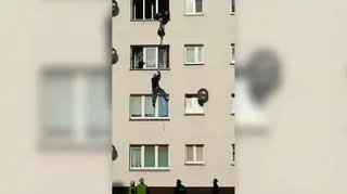 Próbował uciec przed policją. "Wyszedł na parapet okna i zaczął schodzić po linie"