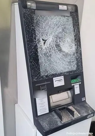 Zniszczony bankomat
