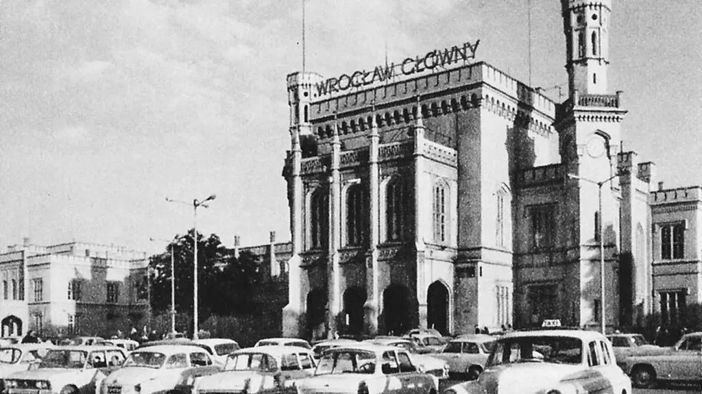 Tłum samochodów przed dworcem
