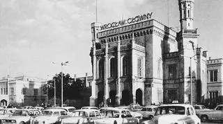 Tłum samochodów przed dworcem