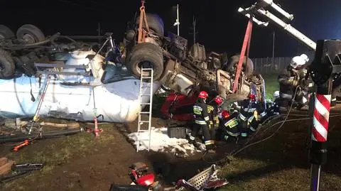 Cysterna dachowała pod Kaliszem. Strażacy przez ponad trzy godziny próbowali uwolnić kierowcę 