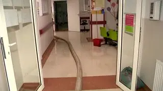 Strażacy wypompowywali wodę z parteru szpitala