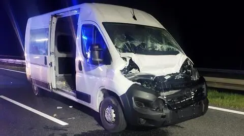 Kierowca i pasażerowie busa uciekli po zderzeniu z ciężarówką