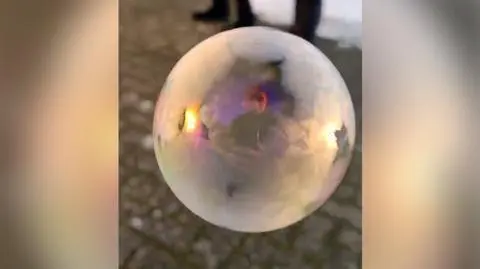 Co dzieje się z bańką mydlaną na mrozie?