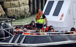 Statek z migrantami uratowanymi na kanale La Manche w Dover w Wielkiej Brytanii, 4 września 2022