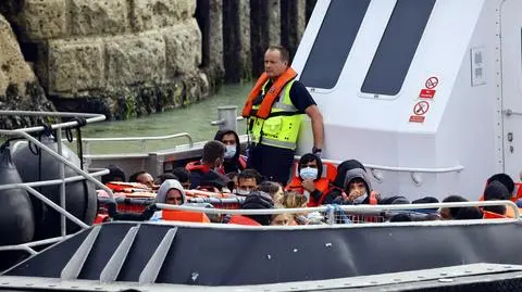 Statek z migrantami uratowanymi na kanale La Manche w Dover w Wielkiej Brytanii, 4 września 2022