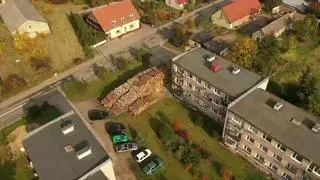 Drewno przy bloku w Ostrowicach
