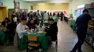 Wspólna kolacja w wojskowej stołówce