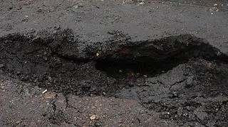 Asfalt zapadł się w niektórych miejscach na 20 cm