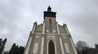 Kościół w Dąbrowicach bez krzyża