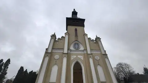 Kościół w Dąbrowicach bez krzyża