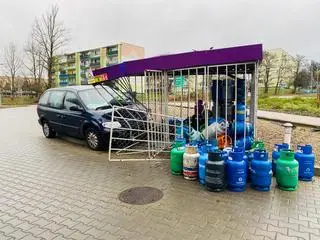 Uderzyła w butle z gazem 