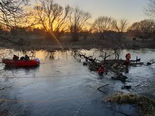 Specjalistyczna grupa nurków pracuje na miejscu