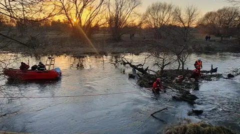 Specjalistyczna grupa nurków pracuje na miejscu
