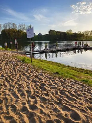 Dwaj Kolumbijczycy skoczyli do jeziora na Pomorzu