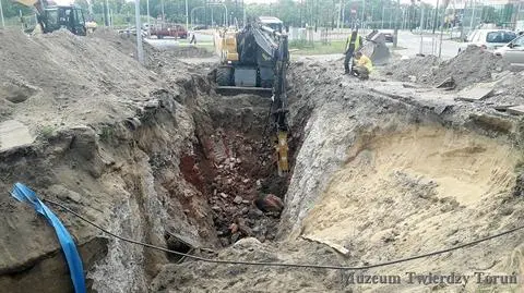 Widok od północy. Kolektor ściekowy będzie przebiegał po skosie przez zachowane podziemne struktury chłodni.