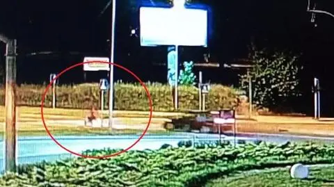 By uniknąć zderzenia, musiał ostro zahamować, przeleciał przez kierownicę i wpadł pod samochód