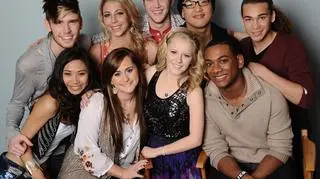 Jessica Sanchez (pierwsza z lewej) w programie "American Idol"