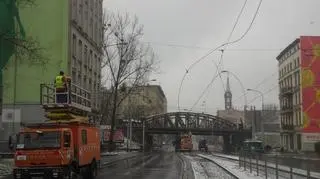 Trwa naprawa uszkodzonej sieci trakcyjnej