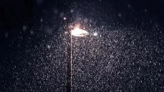 Noc z ziąbem, śnieżycami i oblodzeniem. Tu trzeba uważać