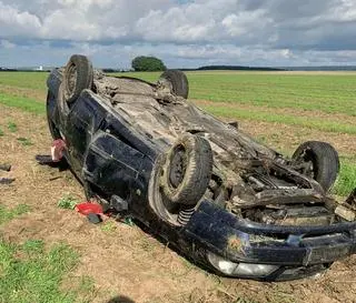 Zasłabł za kierownicą. Jego samochód dachował