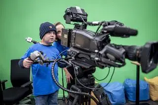 Aktualnie czytasz: Jak się robi telewizję? Warsztaty dla młodych widzów w studiu TVN Warner Bros. Discovery 