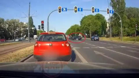 Taksówkarz zawracał z pasa dla jadących na wprost