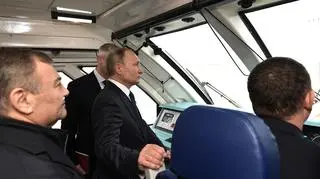 Putin przejeżdża pociągiem przez most, łączący zaanektowany Krym z Rosją. Zdjęcie z 23 grudnia 2019 roku 