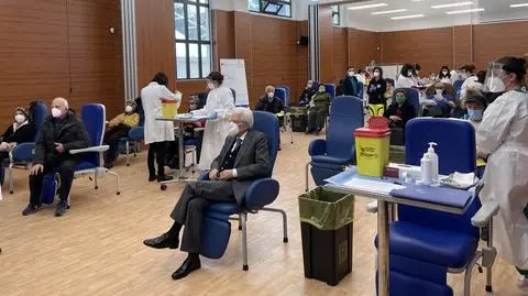 Przyszedł do szpitala, ustawił się w kolejce. Prezydent Włoch zaszczepił się jak każdy inny