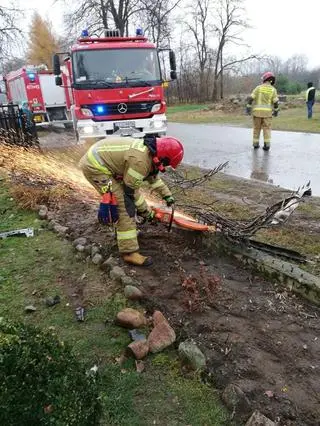 Auto uszkodziło dziewięć przęseł ogrodzenia